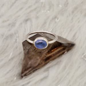 Bague en argent sterling avec tanzanite, pierre précieuse bleue délicate, pierre de naissance de décembre, bijoux pour femmes - Product Image 2