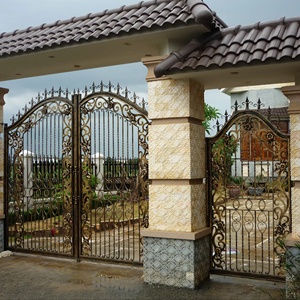 Portail de cour moderne et contemporain en fer forgé pour villas extérieures avec garantie de 3 ans, ouverture battante, revêtement poudré, utilisation durable - Product Image 1