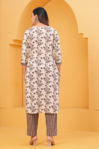 ชุดกางเกงคุร์ตาพิมพ์ลายสีเบจพร้อมผ้าคลุมไหล่สำหรับผู้หญิง |   ชุดคุर्ติทรงตรงคอทรงกลมแบบพื้นเมือง พร้อมผ้าคลุมไหล่ดีไซน์เนอร์ - Product Image 3