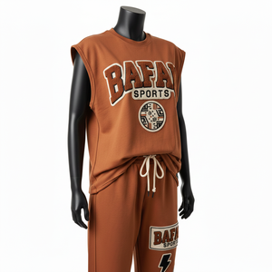 เสื้อยืดแขนกุดผ้าฝ้ายโพลีฟลีซพรีเมียมสำหรับผู้หญิง และกางเกงจ็อกเกอร์สีน้ำตาลสนิม พร้อมแพทช์ปักลายเชนีลโลโก้แบบกำหนดเอง ชุดเซ็ตสำหรับผู้หญิง - Product Image 4