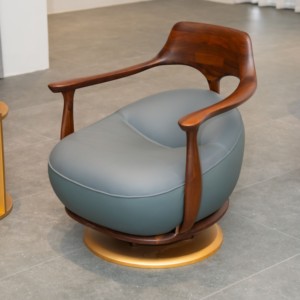 Fauteuil pivotant d'appoint en bois de noyer de luxe avec siège rembourré en cuir noir et base en métal doré, mobilier d'hôtel PISANO - Product Image 1