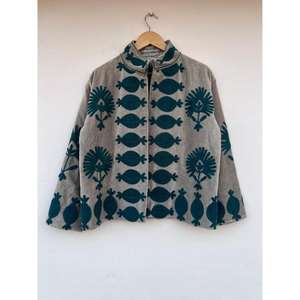 Chaqueta Suzani de Terciopelo Bordada a Mano con Bordado Bohemio de Algodón, Diseño con Botones para Invierno, Ropa Étnica para Mujer, Regalo de Navidad - Product Image 1