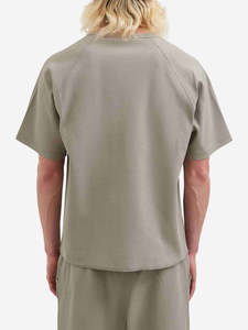 เสื้อยืดคอกลมแขนสั้นทรงโอเวอร์ไซส์ผ้าวาฟเฟิลถัก แต่งซิปกระเป๋า สีพื้น ระบายอากาศได้ดี สวมใส่สบาย รับผลิตแบบ OEM พร้อมสกรีนโลโก้ตามสั่ง - Product Image 2