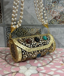 Mini bolso de mano Kundan de latón dorado para uso nocturno con diamantes y cierre de hebilla - Product Image 1