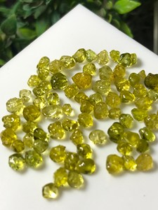 Diopside vert naturel brut, pierres précieuses brutes vert olive, cristaux bruts, pierres en vrac pour la fabrication de bijoux, fournisseur en gros - Product Image 4