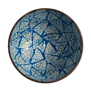 Bol en coquille de noix de coco avec détails sculptés artisanalement, finition éco-responsable, surface lisse et polie pour une utilisation en cuisine - Product Image 2