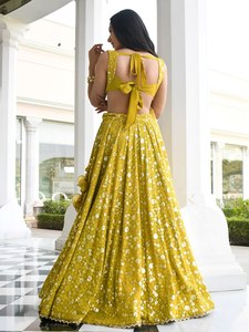 Conjunto de Lehenga Largo de Georgette Amarillo con Bordado Floral, Blusa sin Mangas con Cuello Cuadrado, Falda Plisada y Dupatta de Tela de Red para Boda - Product Image 2