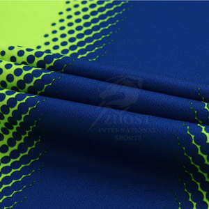 Nouvel ensemble d'uniformes de football personnalisés avec logo imprimé, comprenant un maillot et un short, adapté aux jeunes, aux adultes et aux commandes d'équipes - Product Image 4