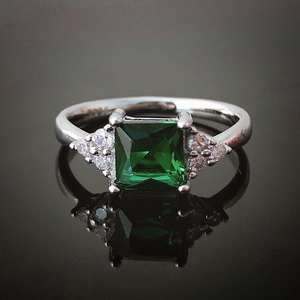 Anillo de Compromiso de Plata de Ley con Esmeralda Cuadrada Lucy, Piedra de Nacimiento de Mayo, Regalo de Aniversario de Bodas Número 55 - Product Image 5