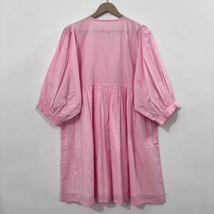 เดรสสั้นคอวี แขนสามส่วน ผ้าฝ้ายพิมพ์ลายดอกไม้แบบแฮนด์บล็อก เป็นมิตรต่อสิ่งแวดล้อม แต่งระบายชายกระโปรงด้วยลูกไม้ทำมือ สไตล์ไครา ชิโนเซอรี สำหรับโอกาสพิเศษ - Product Image 4