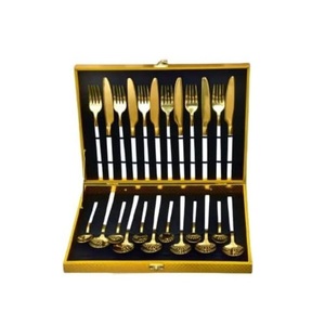 Collection de couverts élégants en acier inoxydable doré, ensemble de quatre pièces, ustensiles de table haut de gamme, poignées ornées, compatibles lave-vaisselle - Product Image 1