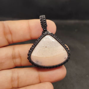 Pendentif en macramé opale rose avec cabochons de pierres précieuses naturelles, pendentif en macramé fait main, lot mixte - Product Image 1