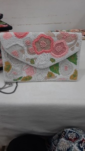 Bolso de Mano FAIZA CRAFT Hecho a Mano con Cuentas Rojas y Flores, Bolso Rectangular Tipo Sobre con Correa de Cadena Dorada y Bordado en Punto de Cruz - Product Image 4