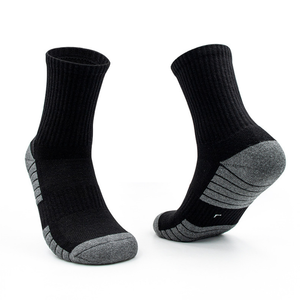 Calcetines de baloncesto para hombre - Diseño de puño personalizado, compresión, soporte de arco, transpirables, antideslizantes, de elastano, nailon y algodón, con amortiguación gruesa - Product Image 1