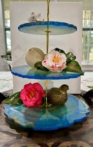 Support à gâteau moderne en résine écologique fait main, 2 pièces, multi-couches, avec assiettes dégradées bleues et fleurs décoratives – Qualité supérieure - Product Image 3