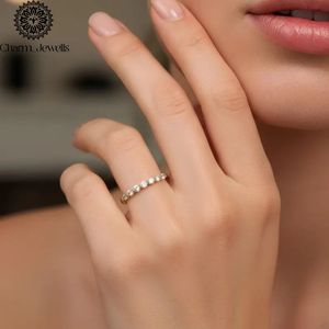 Bague d'éternité de fiançailles pour femme Charm Jewells plaquée or 22 carats avec moissanite taille coussin sertie à griffes, classique, certifiée IGI - Product Image 3