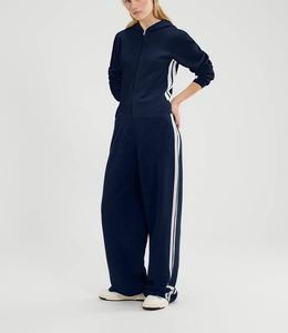 Ensemble de survêtement slim en coton pour femme avec logo brodé personnalisé, idéal pour le jogging, le yoga et l'entraînement de football, avec empiècements latéraux contrastants – Collection 2026 – Vente Flash - Product Image 1