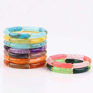 Ensemble de bracelets en résine plaqués or SOFIYA CRAFT, bracelets empilables géométriques colorés, bijoux tendance certifiés pour femmes - Product Image 1