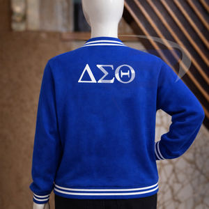 Cardigan en tricot acrylique à col en V Delta Sigma Theta DST Sorority, bleu roi avec accents blancs, inspiré du pull de Chicago - Product Image 2