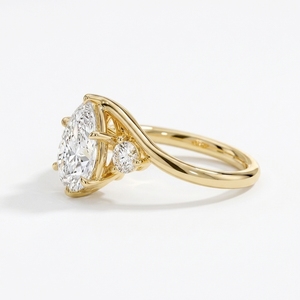Bague de fiançailles et de mariage asymétrique en or jaune 10 carats avec accent latéral en forme de poire 1 carat, sertie en cluster CVD, courbe élégante et 6 griffes - Product Image 2