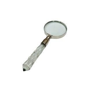 Lupa de cristal de 3'' con acabado en latón y mango de cristal de diseño - Product Image 1
