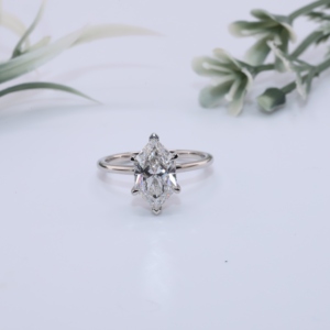 Bague en or blanc avec diamant de laboratoire taille hexagonale, halo dissimulé, micro-pavé, solitaire en panier, bijoux fins personnalisés, bague d'anniversaire - Product Image 1