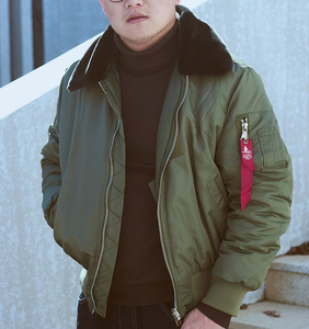 Blouson bomber vert olive pour homme avec col en fausse fourrure, fermeture éclair, manteau d'hiver décontracté, coupe classique, couleur unie, logo sur la manche gauche - Product Image 6