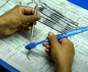 คีมสแตนเลสแบบใช้มือสำหรับติดตั้งและถอด 12 ซม. คีมถอนฟัน คีมยกฟัน เครื่องมือผ่าตัดจัดฟัน คลาส 1 - Product Image 4
