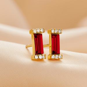 Pendientes de botón de granate con corte baguette, plata de ley 925, chapados en oro de 14K, piedra de nacimiento de enero, color rojo burdeos, para mujer - Product Image 1