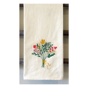 Serviette de cuisine multicolore brodée florale personnalisable en vente directe d'usine en coton biologique pour le dîner et le golf Décoration de mariage et de Pâques - Product Image 1
