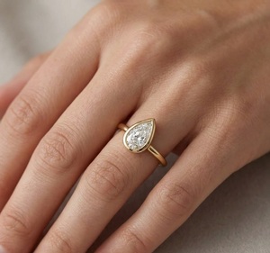 แหวนเพชรทรงลูกแพร์ 2 กะรัต ฝังแบบ Bezel Setting เพชรเลี้ยงในห้องปฏิบัติการ รับรองโดย IGI สี E ความสะอาด VS1 ทองคำแท้ 10K สำหรับงานหมั้นและงานแต่งงาน - Product Image 5