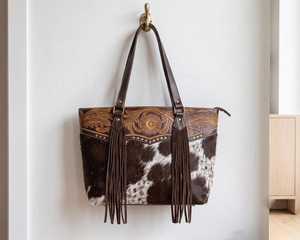 Bolso Tote de Cuero Vacuno Repujado a Mano Estilo Western Premium, Patrón Marrón y Blanco, Cierre de Cremallera, Bolso de Viaje Casual Resistente - Product Image 3