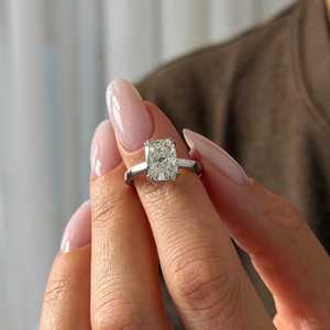 Bague de fiançailles en or blanc UNIQUE avec diamant de laboratoire 2 carats taille coussin allongée E VVS2, halo caché et pavé 2D, certifiée IGI - Product Image 5