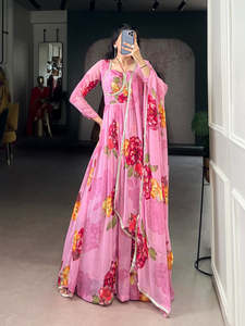 Robe en mousseline à imprimé floral avec finitions en dentelle et dupatta de créateur, tenue de soirée en mousseline, robe Anarkali de créateur avec dupatta - Product Image 2