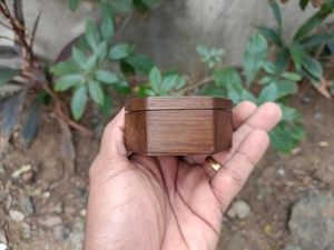AL-FALAH CRAFT PRIVATE LIMITED Boîte à alliances hexagonale en bois gravée sur mesure pour cérémonie de mariage, support à alliances en bois massif - Product Image 4