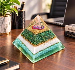 Pyramide en cristal d'orgone de jade vert, grande pierre décorative énergétique pour la prospérité, ornement d'autel Reiki, accent pour salle de méditation - Product Image 4