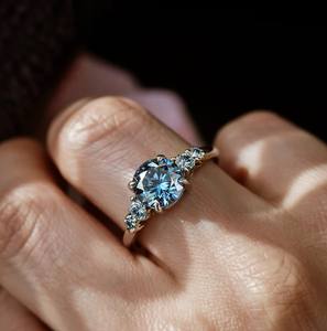 Anillo de Compromiso y Boda de Lujo para Ella, con Moissanita Azul Redonda, Chapado en Oro de 18K y Plata de Ley - Product Image 2