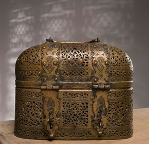 Grande armoire en métal ornée, avec un décor ajouré détaillé et des doubles loquets, disponible à prix de gros. - Product Image 1