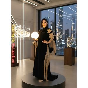 Abaya de soirée élégante et modeste en velours noir de luxe avec broderie florale dorée et détails à pompons, taille naturelle, pour femme - Product Image 1