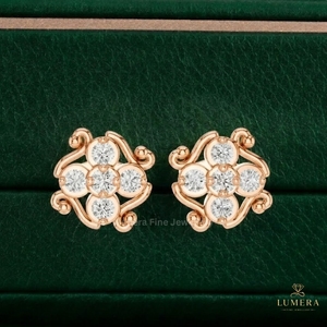 Boucles d'oreilles élégantes en grappe de diamants avec pierres rondes taillées, détails métalliques incurvés d'inspiration vintage et fermoir sécurisé à tige. - Product Image 6