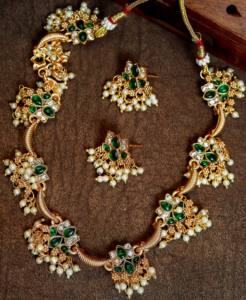 Conjunto de Joyería Étnica India con Piedras Verdes y Perlas, Collar de Novia Chapado en Oro con Pendientes Jhumka, Conjunto de Joyería Tradicional para Fiestas - Product Image 3