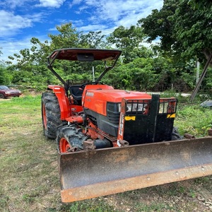 Tracteur utilitaire puissant Kubota L4508 conçu pour un travail de terrain efficace et un fonctionnement fiable dans diverses conditions agricoles - Product Image 6