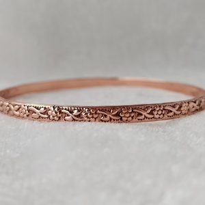 Joyería de Cobre Tallada a Mano de Calidad, Brazalete de Cobre con Patrón Floral de Estilo Tradicional, Brazalete Hecho a Mano en Venta - Product Image 1