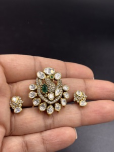 สร้อยคอจี้รูปดอกไม้สไตล์ชาติพันธุ์ชุบทองคำคลาสสิกจาก Amaira Jewels ประดับด้วยพลอยสีเขียวทรงหยดน้ำ เหมาะสำหรับเป็นของขวัญสำหรับผู้หญิงในโอกาสหมั้น หรือเป็นเครื่องประดับที่โดดเด่น - Product Image 6
