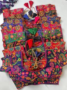 Fournisseur de blouses en soie fantôme de haute qualité avec cordon et broderie multi-fils, prêtes à porter, rembourrées et à manches courtes avec fermeture au dos, de Surat - Product Image 3
