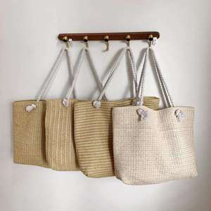 Dale un toque moderno a tus atuendos con este vibrante bolso de hilo natural con un cuerpo texturizado y correas de cuerda resistentes. - Product Image 2
