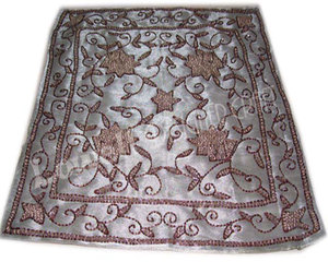 Housse de coussin en tissu satiné luxueux avec broderie de fils complexes, brillance élégante, qualité de tissu supérieure et design décoratif - Product Image 1