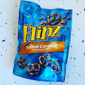 Flipz Pretzels Cubiertos de Chocolate 90g, Bocadillos Crujientes de Chocolate con Leche, Dulces y Salados, Venta al por Mayor de Confitería - Product Image 2