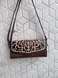Nuevo y Último Modelo 2026: Cartera de Cuero Tallada a Mano con Pelo de Vaca, Estilo Western, Multiusos, para Mujer, Uso Diario - Product Image 5