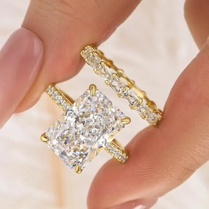 Elegante Anillo de Compromiso de Plata 925 con Moissanita Corte Radiante, Chapado en Oro Amarillo, Color D y Claridad VVS para Mujer - Product Image 2